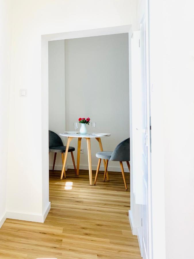 Apartament W Centrum Miasta Z Darmowym Parkingiem Dla Dwojga -Apartamenty Pod Zlotym Lwem Klodzko Exterior photo